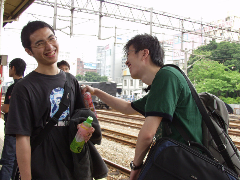 台灣鐵路旅遊攝影台中火車站月台交談旅客2007攝影照片207