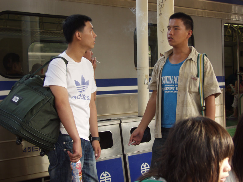 台灣鐵路旅遊攝影台中火車站月台交談旅客2007攝影照片209