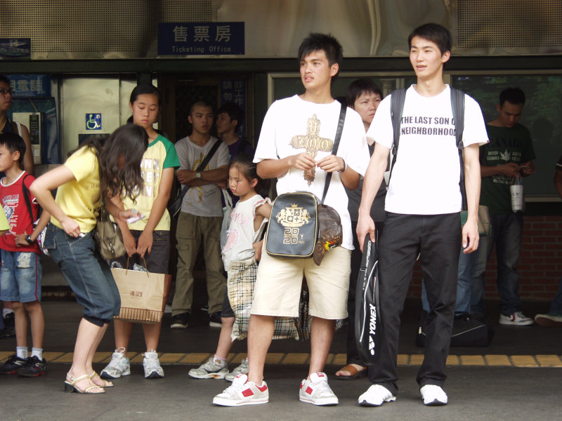 台灣鐵路旅遊攝影台中火車站月台交談旅客2007攝影照片210