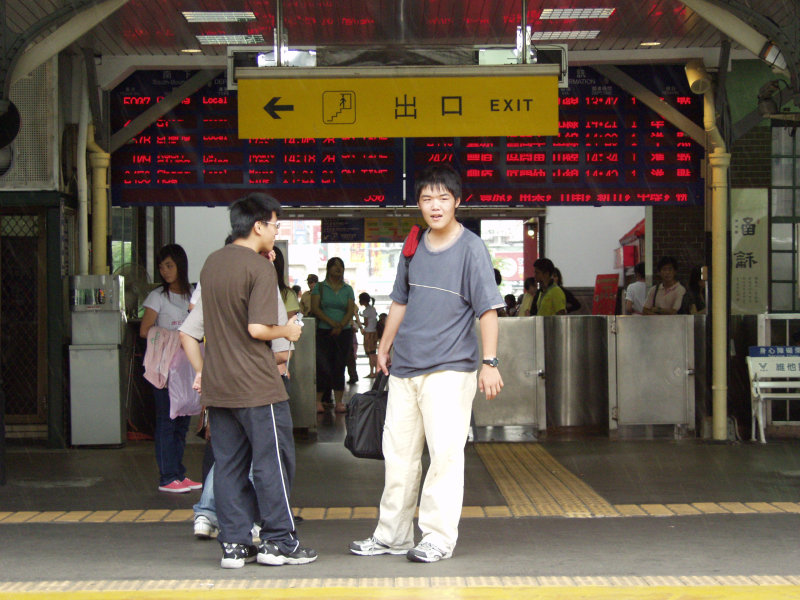 台灣鐵路旅遊攝影台中火車站月台交談旅客2007攝影照片211