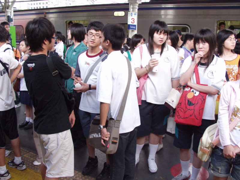 台灣鐵路旅遊攝影台中火車站月台交談旅客2007攝影照片213