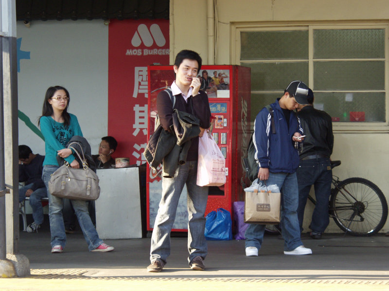 台灣鐵路旅遊攝影台中火車站月台交談旅客2007攝影照片217
