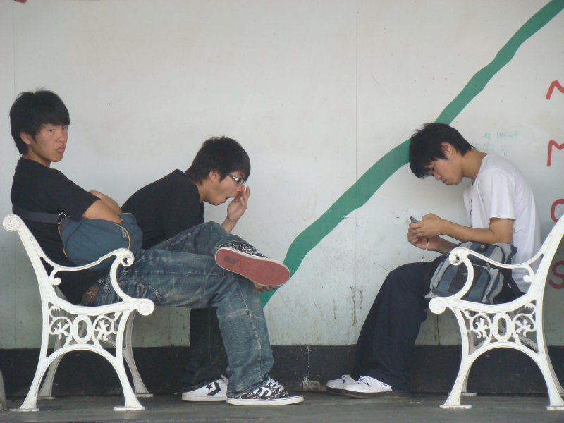 台灣鐵路旅遊攝影台中火車站月台交談旅客2009攝影照片1
