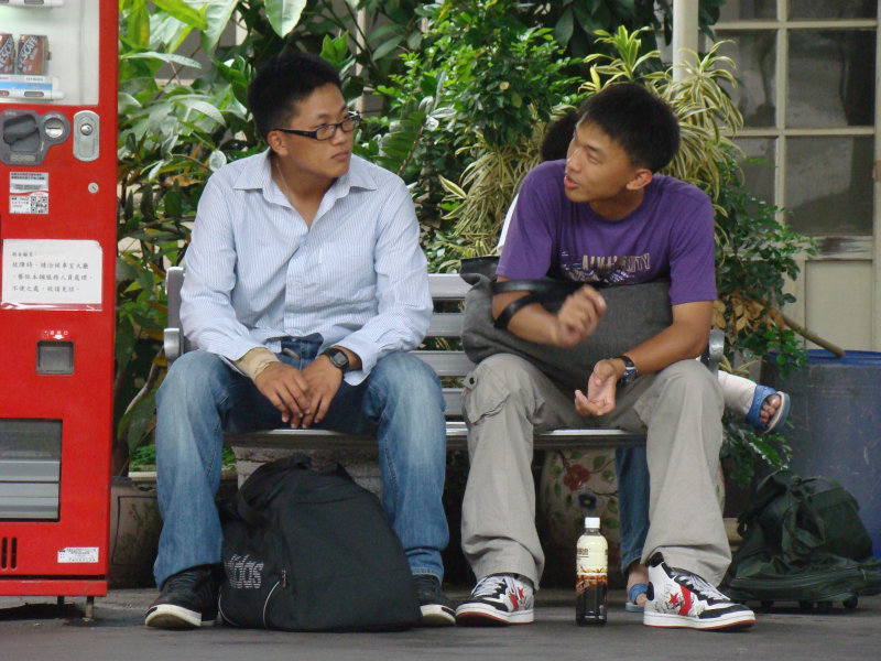 台灣鐵路旅遊攝影台中火車站月台交談旅客2009攝影照片23