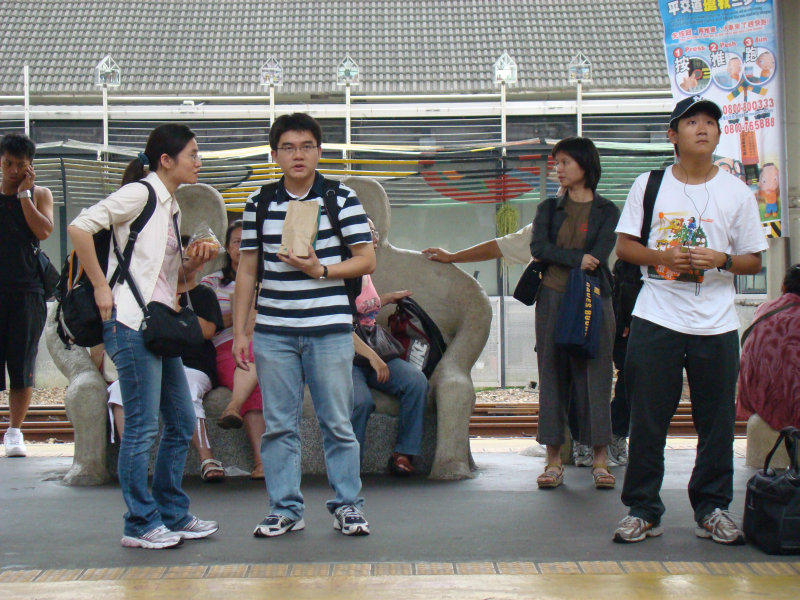 台灣鐵路旅遊攝影台中火車站月台交談旅客2009攝影照片24