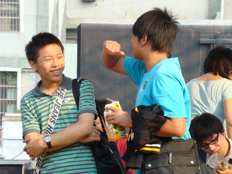 台灣鐵路旅遊攝影台中火車站月台交談旅客2009攝影照片26