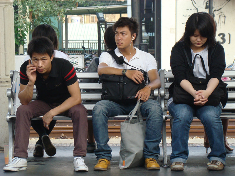 台灣鐵路旅遊攝影台中火車站月台交談旅客2009攝影照片30