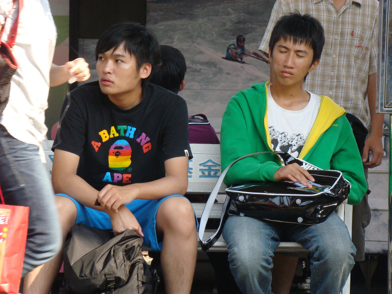 台灣鐵路旅遊攝影台中火車站月台交談旅客2009攝影照片35