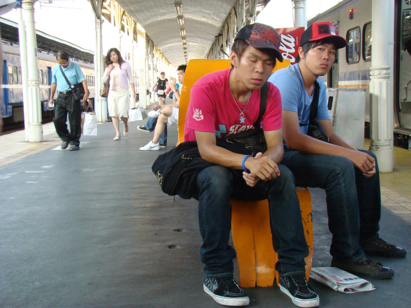 台灣鐵路旅遊攝影台中火車站月台交談旅客2009攝影照片56