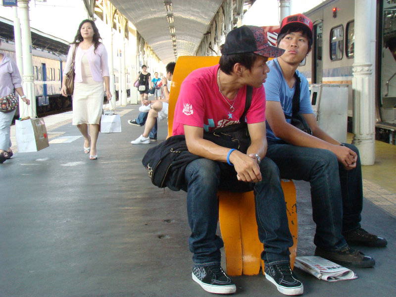 台灣鐵路旅遊攝影台中火車站月台交談旅客2009攝影照片57
