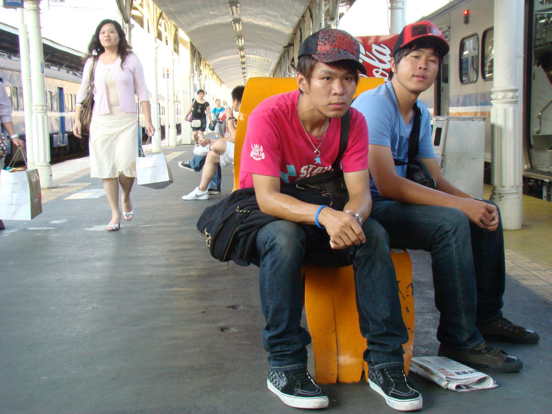 台灣鐵路旅遊攝影台中火車站月台交談旅客2009攝影照片58