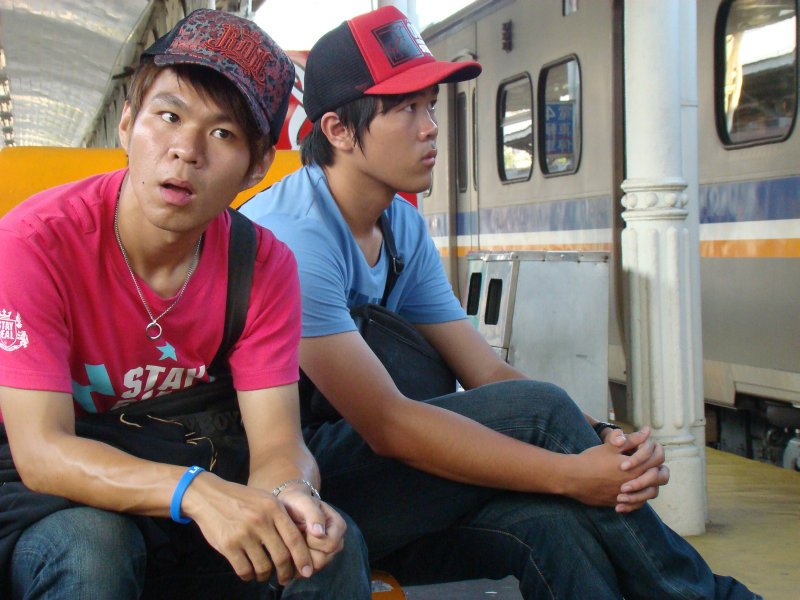 台灣鐵路旅遊攝影台中火車站月台交談旅客2009攝影照片70