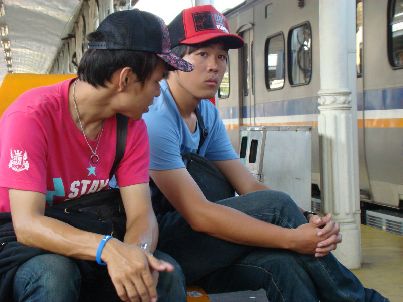 台灣鐵路旅遊攝影台中火車站月台交談旅客2009攝影照片74