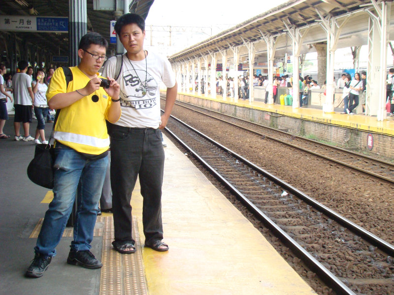 台灣鐵路旅遊攝影台中火車站月台交談旅客2009攝影照片75