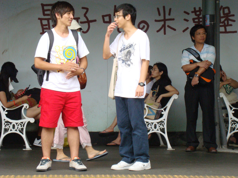 台灣鐵路旅遊攝影台中火車站月台交談旅客2009攝影照片81