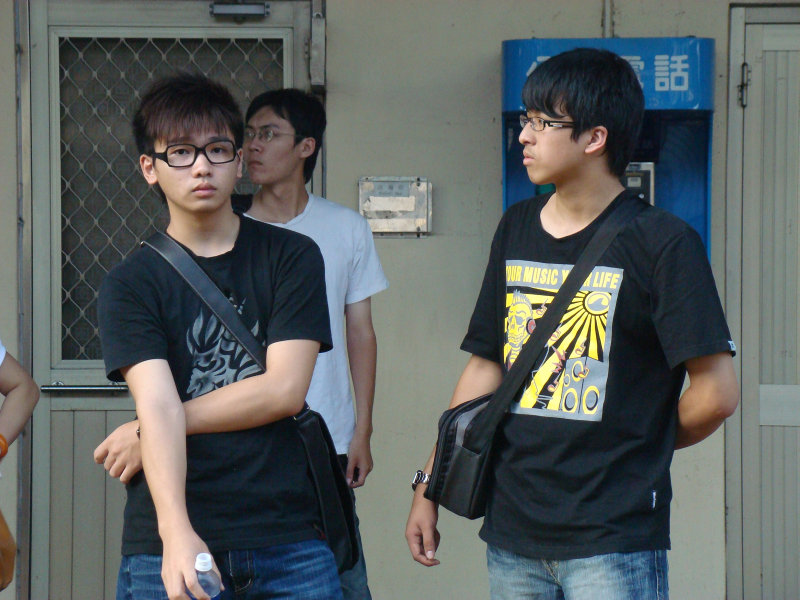 台灣鐵路旅遊攝影台中火車站月台交談旅客2009攝影照片103