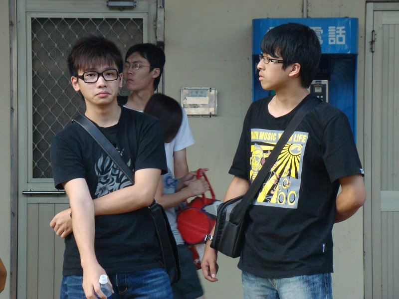 台灣鐵路旅遊攝影台中火車站月台交談旅客2009攝影照片105