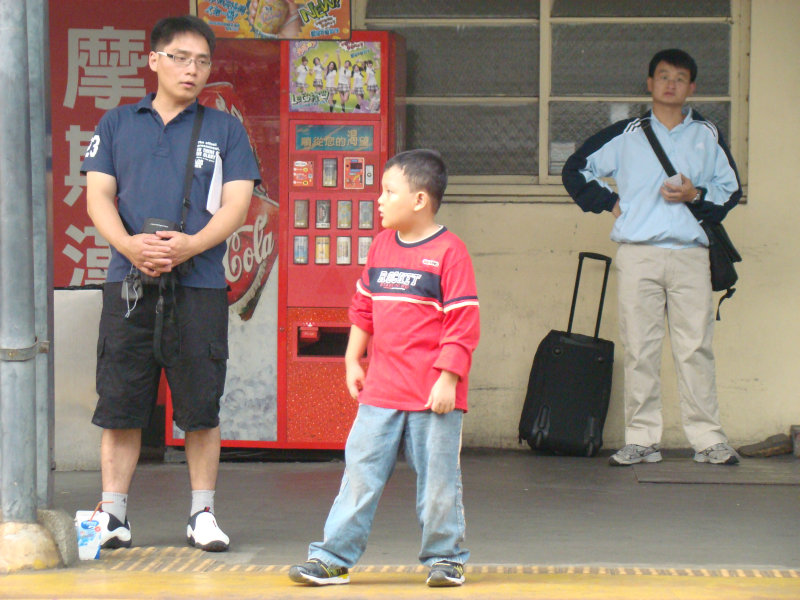 台灣鐵路旅遊攝影台中火車站月台交談旅客2009攝影照片122