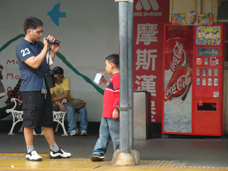 台灣鐵路旅遊攝影台中火車站月台交談旅客2009攝影照片124