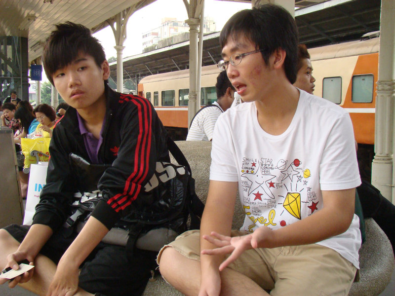 台灣鐵路旅遊攝影台中火車站月台交談旅客2009攝影照片126