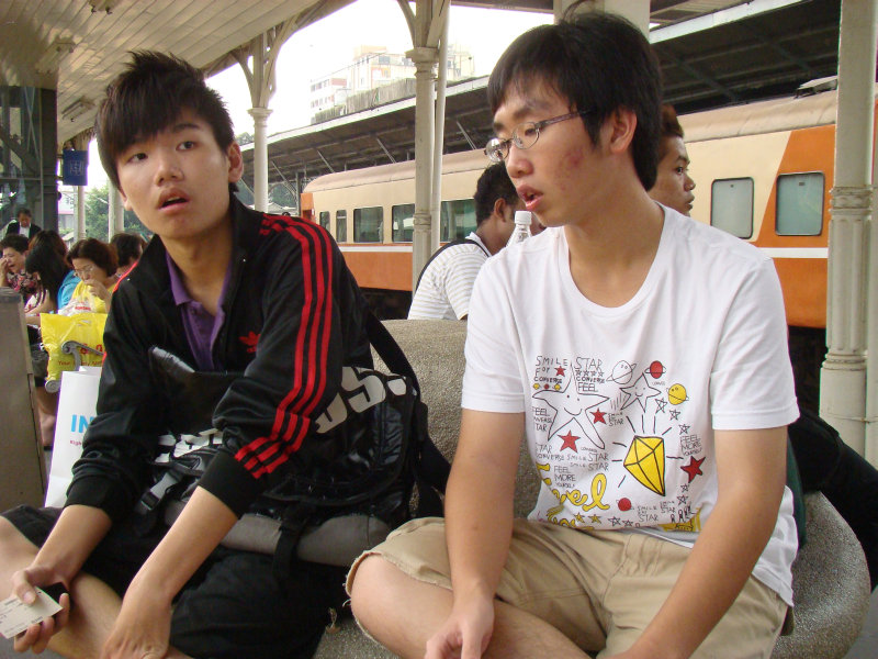 台灣鐵路旅遊攝影台中火車站月台交談旅客2009攝影照片128
