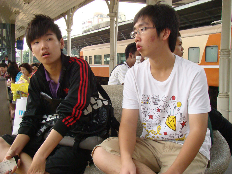 台灣鐵路旅遊攝影台中火車站月台交談旅客2009攝影照片130