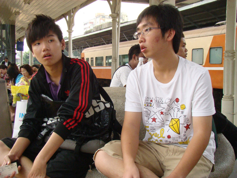 台灣鐵路旅遊攝影台中火車站月台交談旅客2009攝影照片131