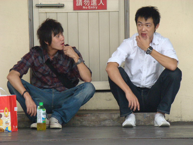 台灣鐵路旅遊攝影台中火車站月台交談旅客2009攝影照片143