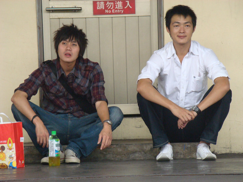 台灣鐵路旅遊攝影台中火車站月台交談旅客2009攝影照片147