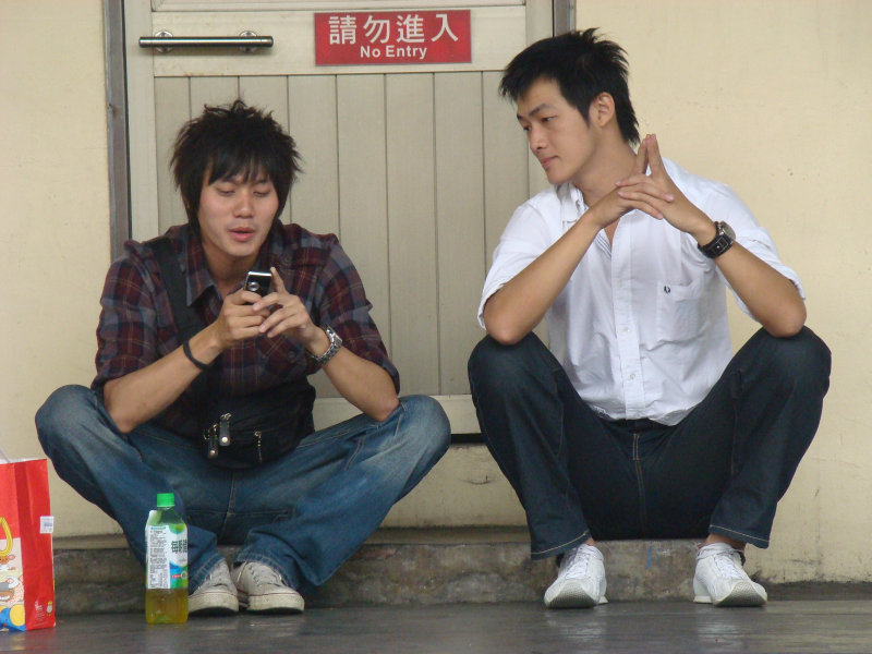 台灣鐵路旅遊攝影台中火車站月台交談旅客2009攝影照片151