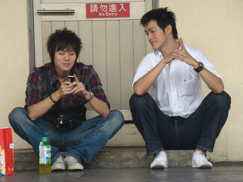 台灣鐵路旅遊攝影台中火車站月台交談旅客2009攝影照片152
