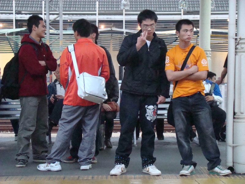 台灣鐵路旅遊攝影台中火車站月台交談旅客2009攝影照片160