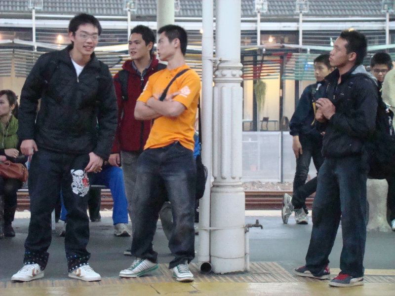 台灣鐵路旅遊攝影台中火車站月台交談旅客2009攝影照片162