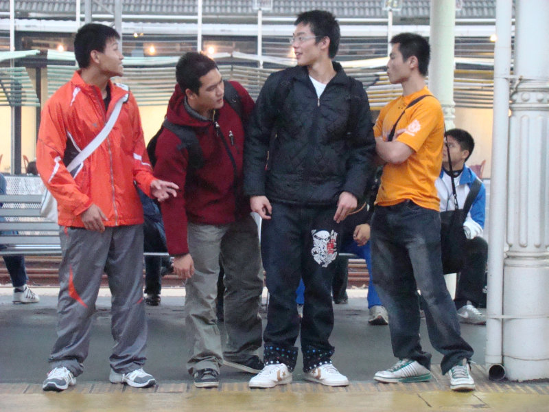 台灣鐵路旅遊攝影台中火車站月台交談旅客2009攝影照片163