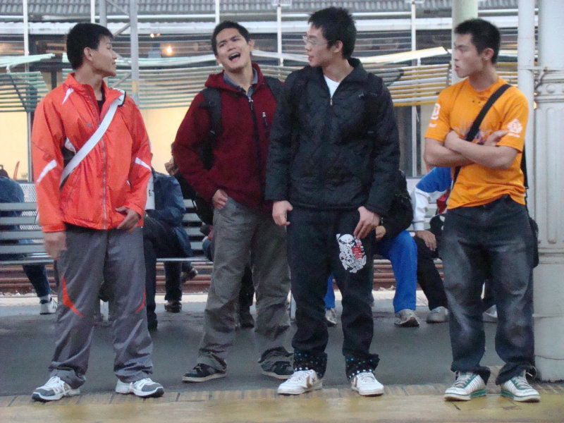 台灣鐵路旅遊攝影台中火車站月台交談旅客2009攝影照片164