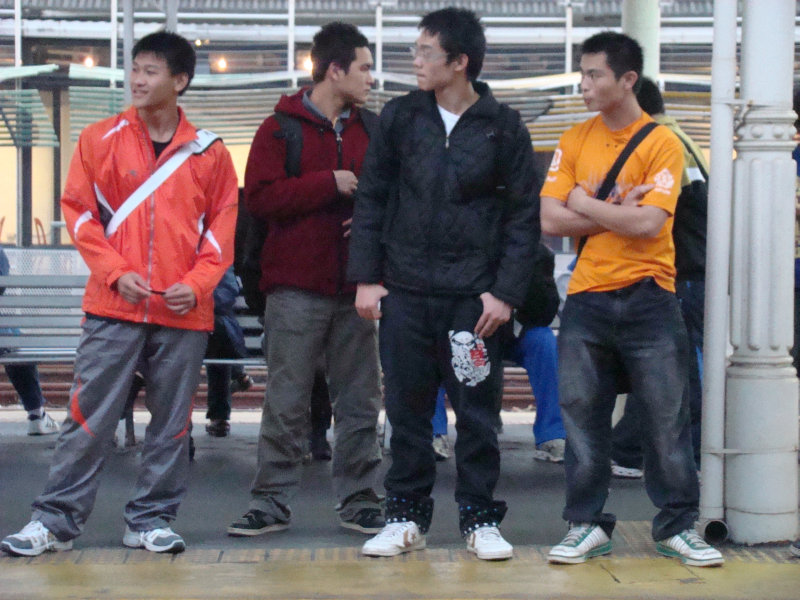 台灣鐵路旅遊攝影台中火車站月台交談旅客2009攝影照片165