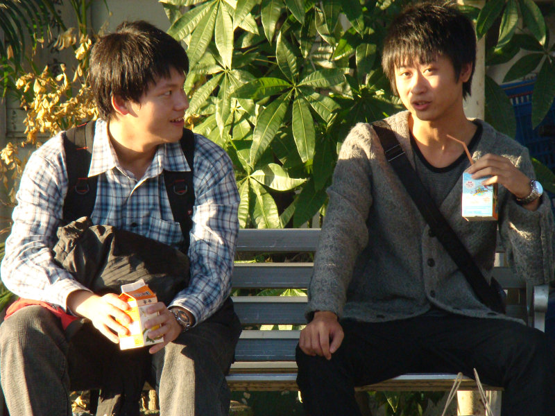 台灣鐵路旅遊攝影台中火車站月台交談旅客2009攝影照片171