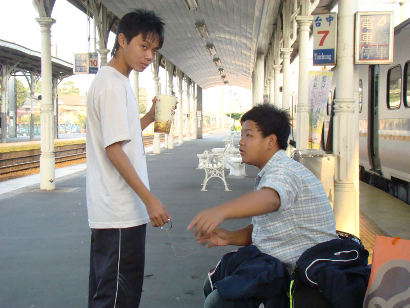 台灣鐵路旅遊攝影台中火車站月台交談旅客2009攝影照片189