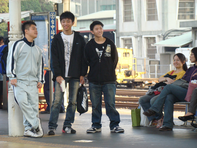 台灣鐵路旅遊攝影台中火車站月台交談旅客2009攝影照片191