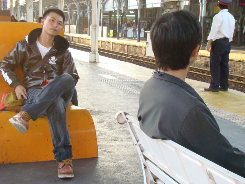 台灣鐵路旅遊攝影台中火車站月台交談旅客2009攝影照片193