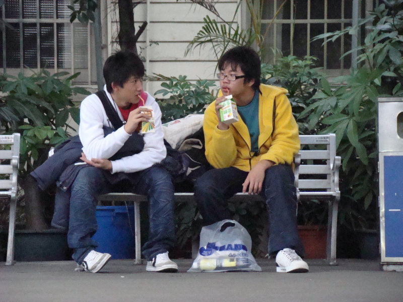 台灣鐵路旅遊攝影台中火車站月台交談旅客2009攝影照片205