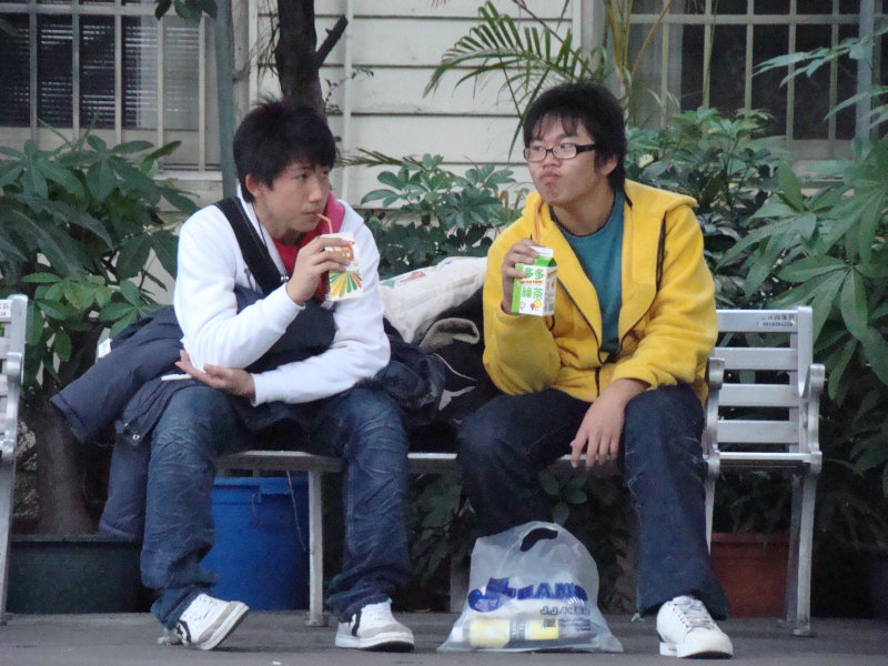 台灣鐵路旅遊攝影台中火車站月台交談旅客2009攝影照片207
