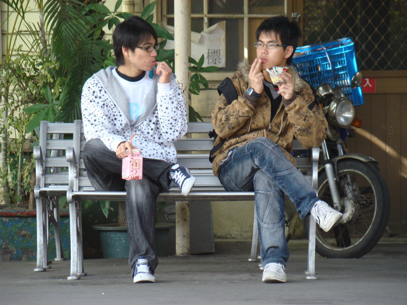 台灣鐵路旅遊攝影台中火車站月台交談旅客2009攝影照片210