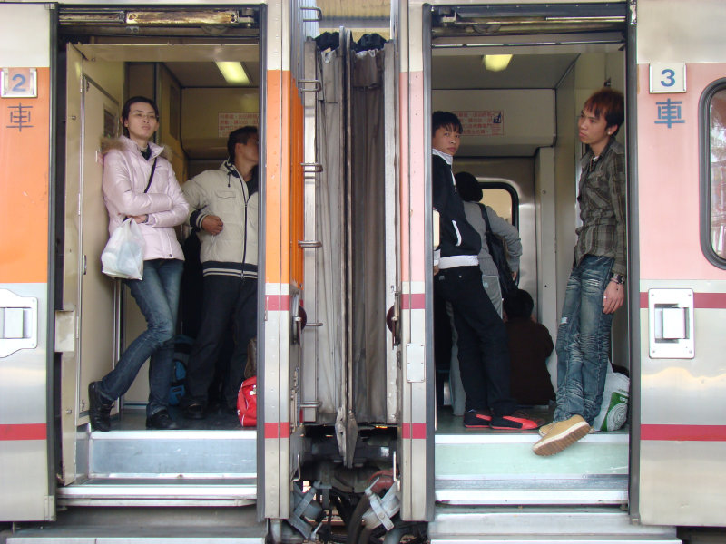台灣鐵路旅遊攝影台中火車站月台交談旅客2009攝影照片217