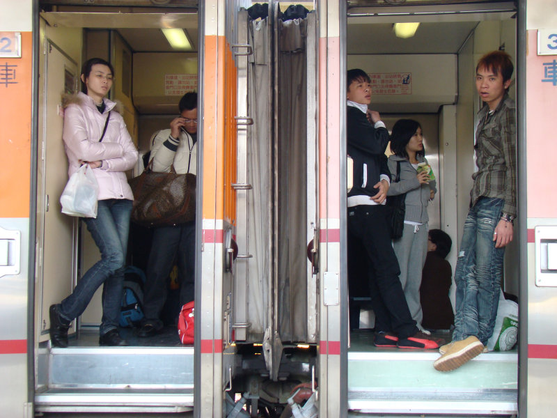 台灣鐵路旅遊攝影台中火車站月台交談旅客2009攝影照片218