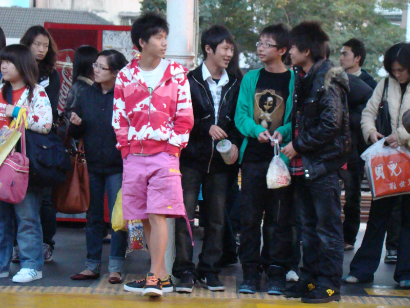 台灣鐵路旅遊攝影台中火車站月台交談旅客2009攝影照片223