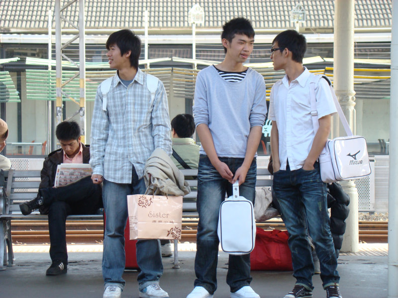 台灣鐵路旅遊攝影台中火車站月台交談旅客2009攝影照片231