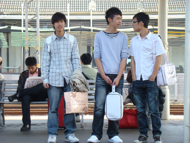 台灣鐵路旅遊攝影台中火車站月台交談旅客2009攝影照片232