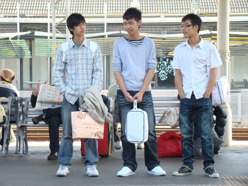 台灣鐵路旅遊攝影台中火車站月台交談旅客2009攝影照片234