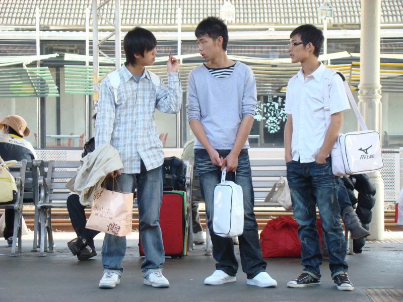 台灣鐵路旅遊攝影台中火車站月台交談旅客2009攝影照片235